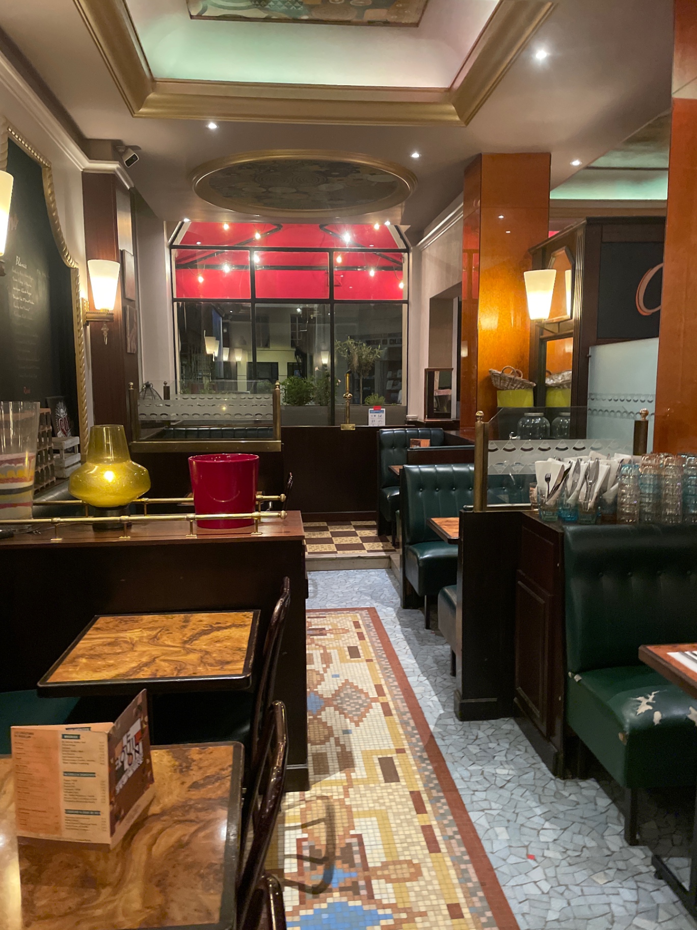 Banquettes en cuir vert et mosaïques anciennes