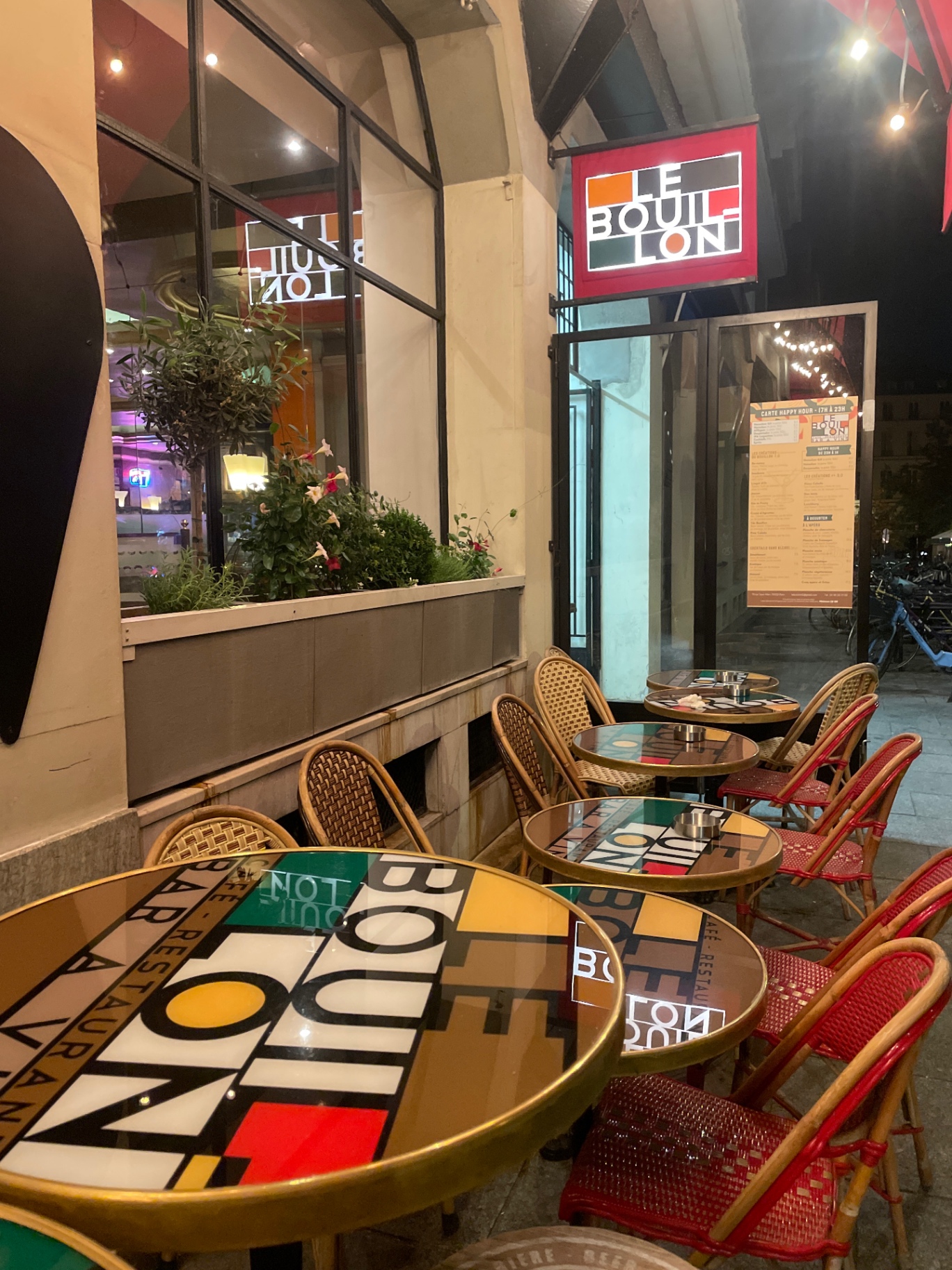 Enseigne Le Bouillon et tables sérigraphiées