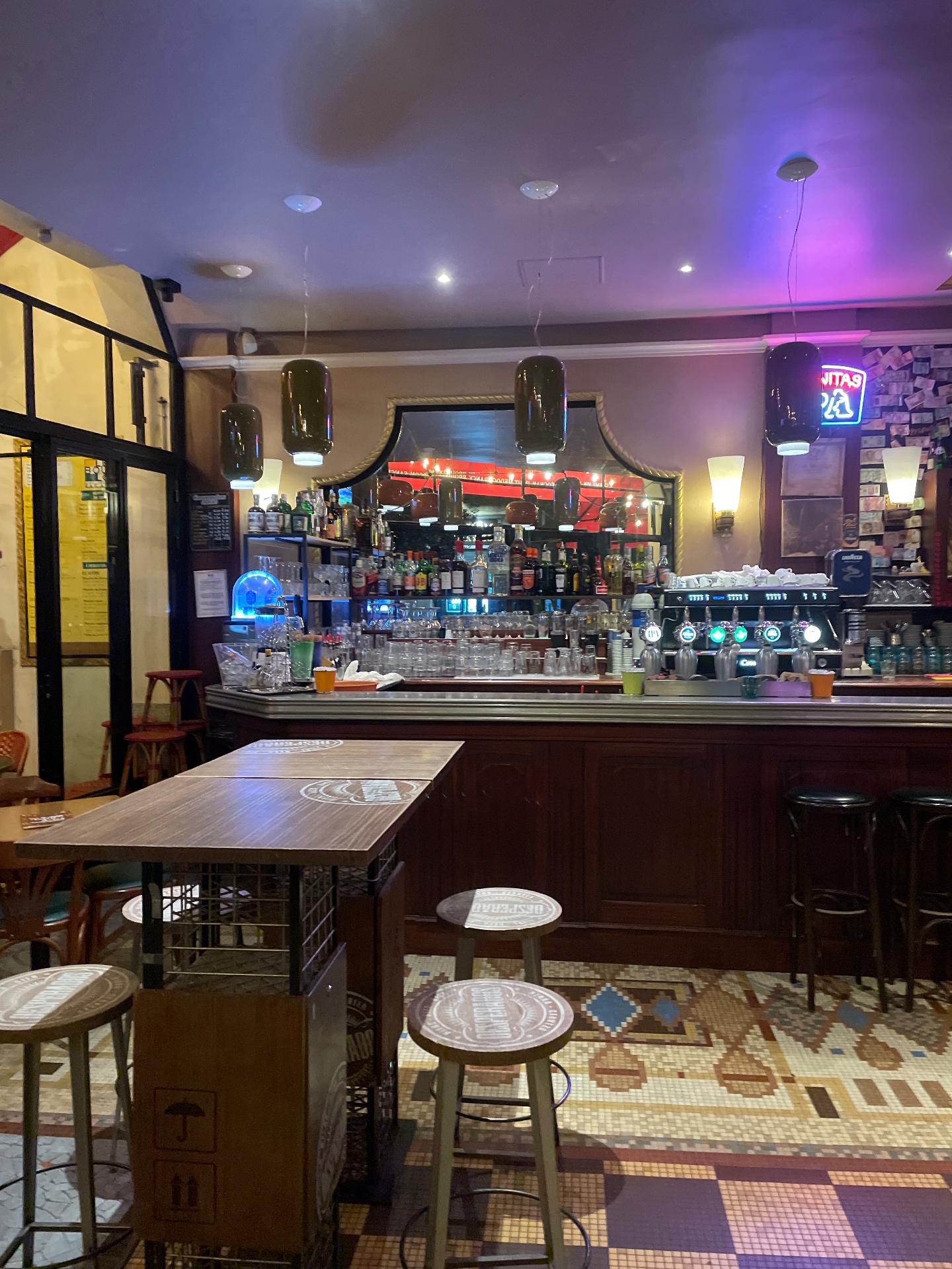 Bar avec spiritueux et tabourets