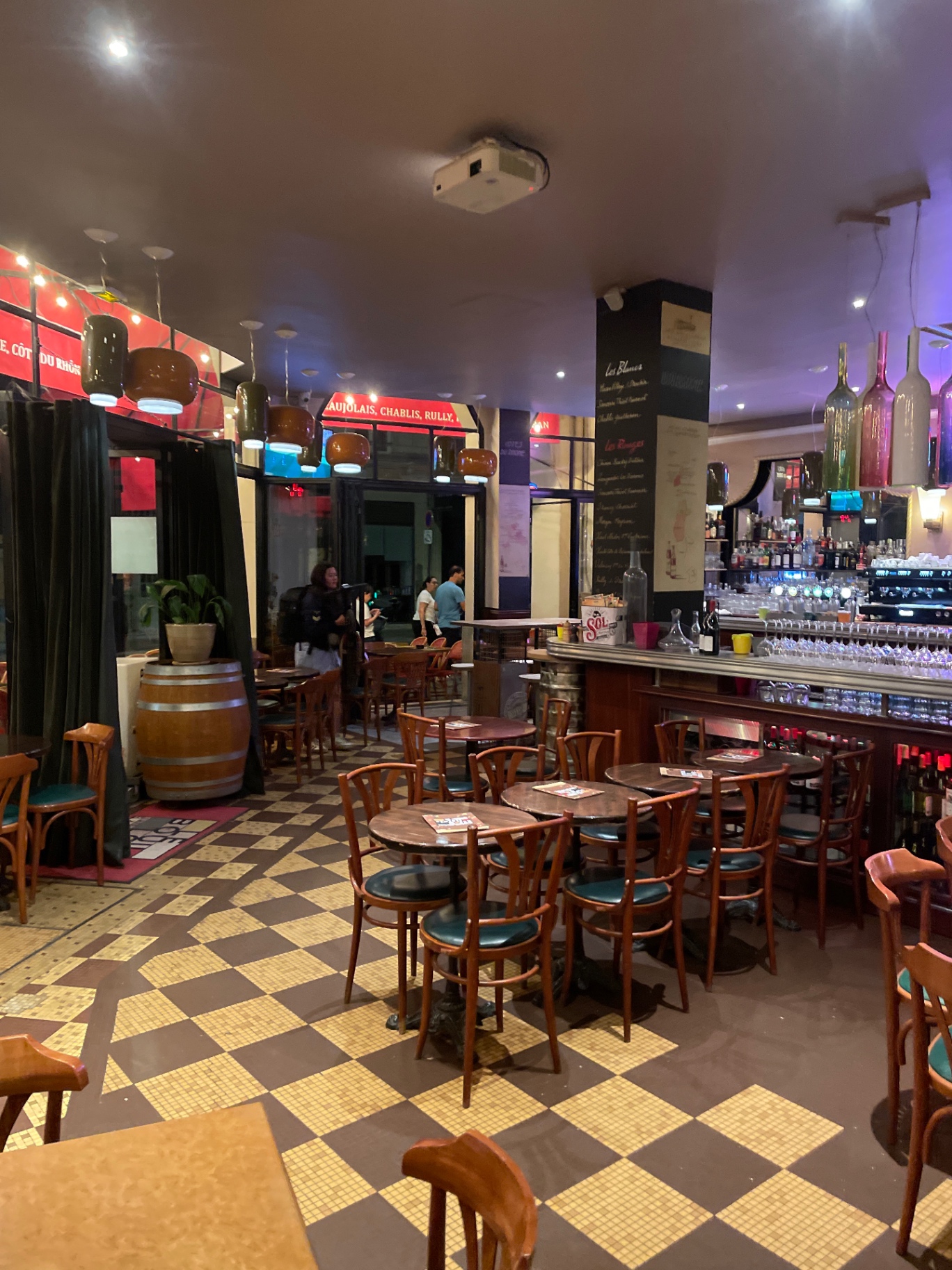 Salle du Bouillon, mosaïques et comptoir
