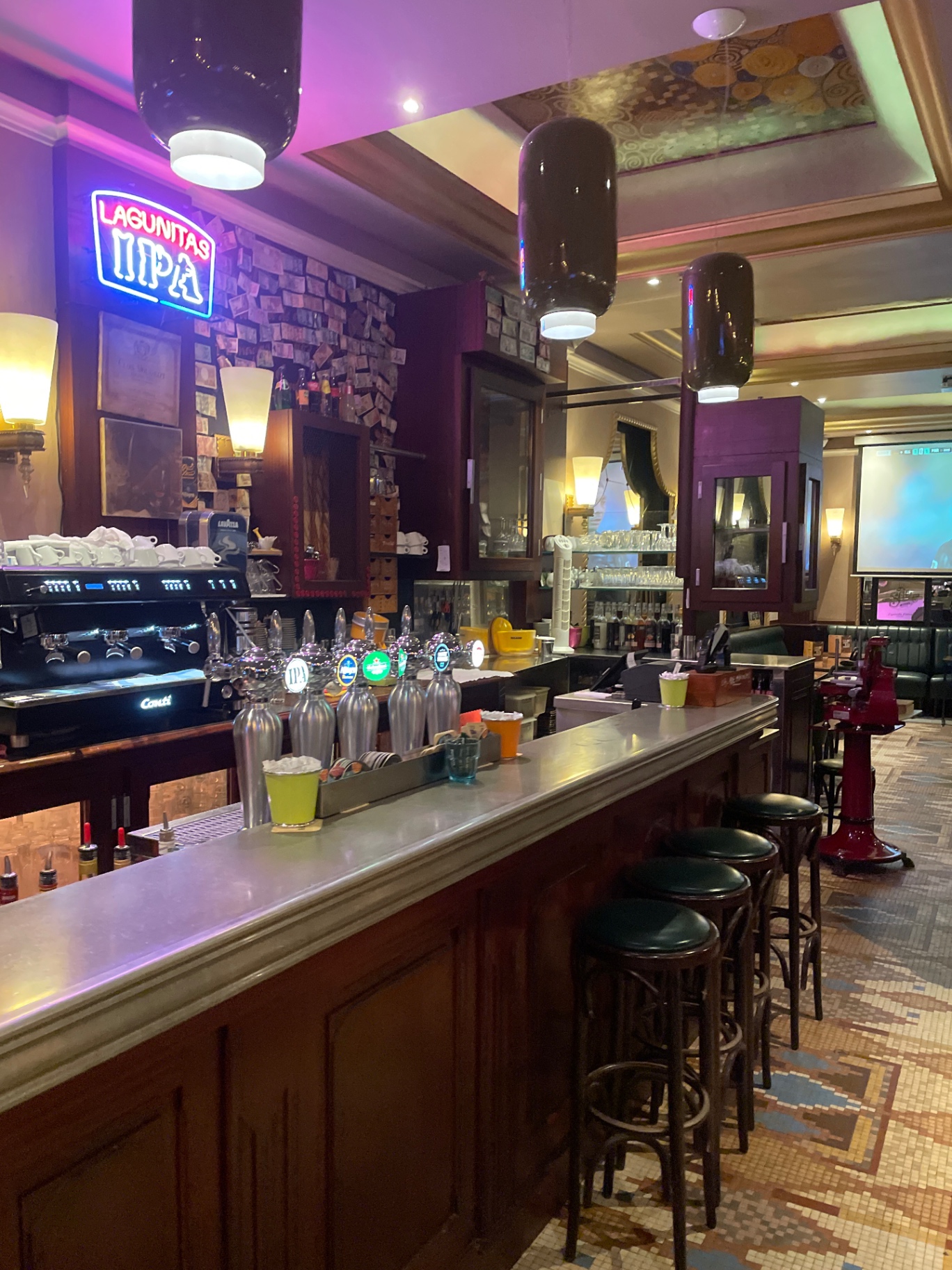 Comptoir en zinc et néon Lagunitas